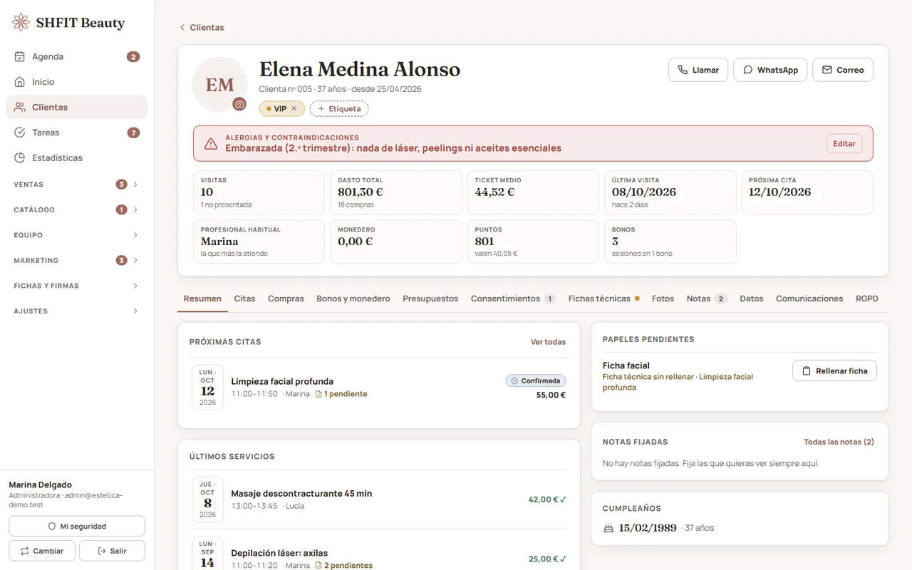 Ficha de una clienta con alerta de contraindicación, visitas, gasto, bonos y puntos